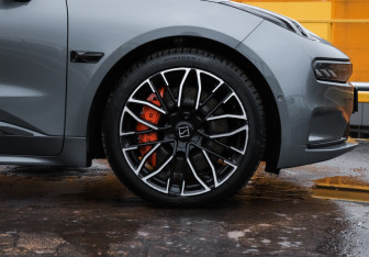 Подержанный автомобиль Zeekr 001 2023 года (11 фото)