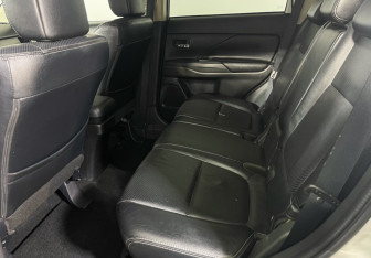 Подержанный автомобиль Mitsubishi Outlander 2013 года (10 фото)