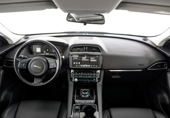 Подержанный автомобиль Jaguar F-Pace 2017 года (14 фото)