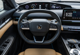 Подержанный автомобиль Changan UNI-V 2023 года (11 фото)