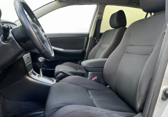Подержанный автомобиль Toyota Corolla Hatchback 2004 года (10 фото)