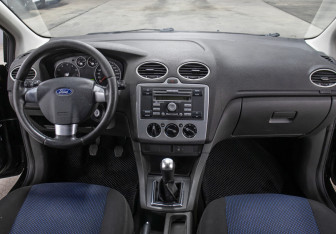 Подержанный автомобиль Ford Focus Hatchback 2007 года (14 фото)