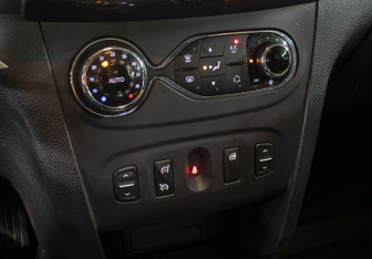 Подержанный автомобиль Renault Sandero 2016 года (18 фото)