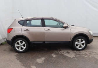 Подержанный автомобиль Nissan Qashqai 2008 года (7 фото)