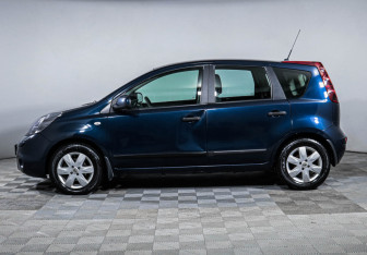 Подержанный автомобиль Nissan Note 2011 года (8 фото)