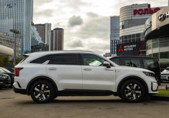 Подержанный автомобиль Kia Sorento 2021 года (3 фото)