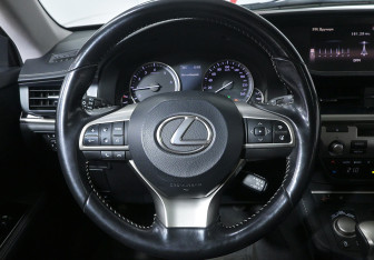 Подержанный автомобиль Lexus ES 2016 года (10 фото)