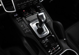 Подержанный автомобиль Porsche Cayenne 2012 года (13 фото)