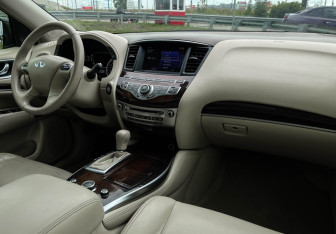 Подержанный автомобиль Infiniti JX 2013 года (9 фото)