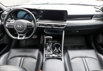 Подержанный автомобиль Kia K5 2021 года (13 фото)
