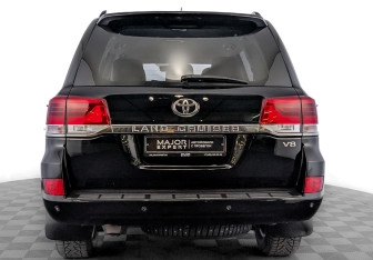 Подержанный автомобиль Toyota Land Cruiser Suv 2019 года (6 фото)