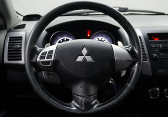 Подержанный автомобиль Mitsubishi Outlander 2011 года (12 фото)