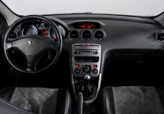 Подержанный автомобиль Peugeot 308 Hatchback 2011 года (12 фото)