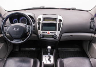 Подержанный автомобиль Kia Ceed Hatchback 2008 года (13 фото)