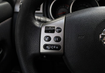 Подержанный автомобиль Nissan Tiida Hatchback 2010 года (19 фото)