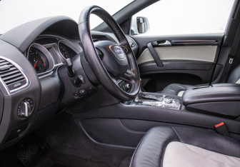 Подержанный автомобиль Audi Q7 2013 года (10 фото)