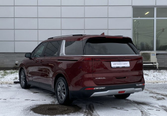 Подержанный автомобиль Kia Carnival 2021 года (7 фото)