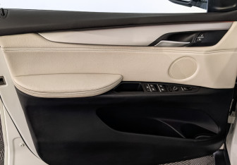 Подержанный автомобиль BMW X5 2015 года (19 фото)