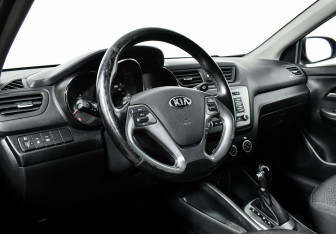 Подержанный автомобиль Kia Rio Hatchback 2017 года (10 фото)