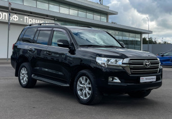 Подержанный автомобиль Toyota Land Cruiser Suv 2017 года (3 фото)