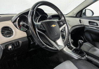 Подержанный автомобиль Chevrolet Cruze Hatchback 2012 года (13 фото)