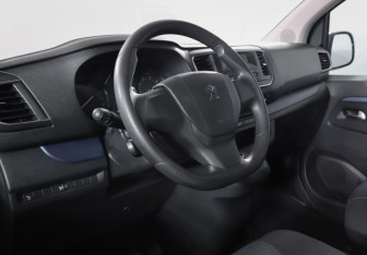 Подержанный автомобиль Peugeot Traveller 2017 года (14 фото)