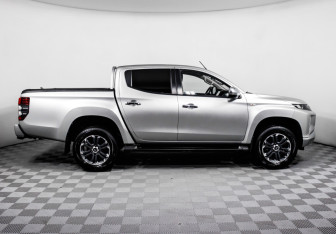 Подержанный автомобиль Mitsubishi L200 2022 года (4 фото)