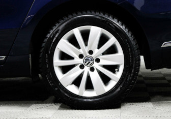 Подержанный автомобиль Volkswagen Passat Sedan 2011 года (7 фото)