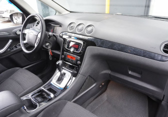 Подержанный автомобиль Ford Galaxy 2011 года (8 фото)