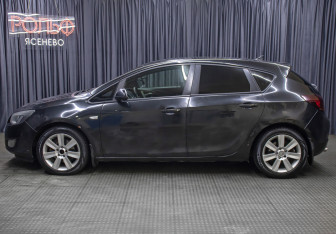 Подержанный автомобиль Opel Astra Hatchback 2011 года (8 фото)