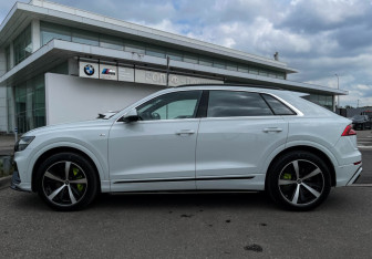 Подержанный автомобиль Audi Q8 2021 года (8 фото)