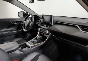 Подержанный автомобиль Toyota RAV4 2020 года (13 фото)
