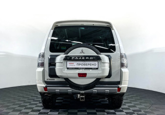 Подержанный автомобиль Mitsubishi Pajero 2013 года (6 фото)
