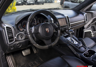 Подержанный автомобиль Porsche Cayenne 2012 года (25 фото)