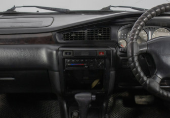 Подержанный автомобиль Nissan Bluebird Sedan 1999 года (12 фото)