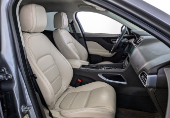 Подержанный автомобиль Jaguar F-Pace 2019 года (24 фото)