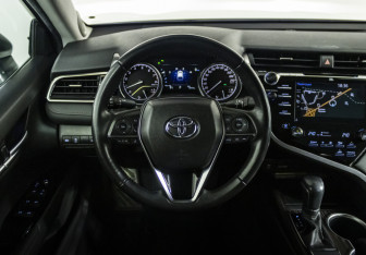 Подержанный автомобиль Toyota Camry Sedan 2018 года (12 фото)