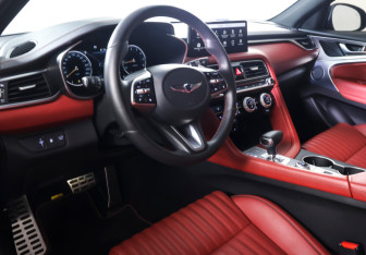 Подержанный автомобиль Genesis G70 2022 года (15 фото)
