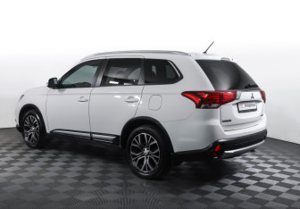 Подержанный автомобиль Mitsubishi Outlander 2015 года (7 фото)