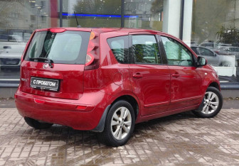 Подержанный автомобиль Nissan Note 2012 года (8 фото)