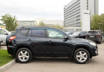 Подержанный автомобиль Toyota RAV4 2011 года (3 фото)