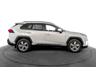 Подержанный автомобиль Toyota RAV4 2021 года (4 фото)
