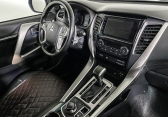 Подержанный автомобиль Mitsubishi Pajero Sport 2017 года (9 фото)