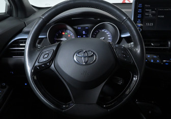Подержанный автомобиль Toyota C-HR 2021 года (10 фото)