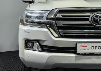 Подержанный автомобиль Toyota Land Cruiser Suv 2016 года (25 фото)