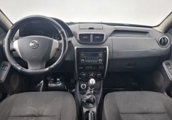 Подержанный автомобиль Nissan Terrano 2014 года (12 фото)