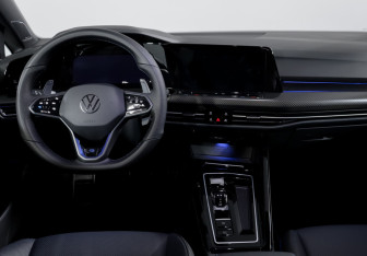 Подержанный автомобиль Volkswagen Golf R Hatchback 2023 года (12 фото)