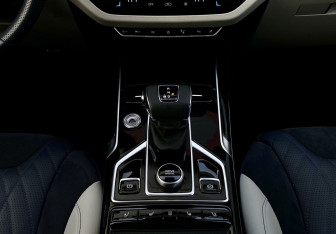 Подержанный автомобиль Hongqi HS5 2023 года (14 фото)