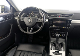 Подержанный автомобиль Skoda Superb Liftback 2019 года (23 фото)