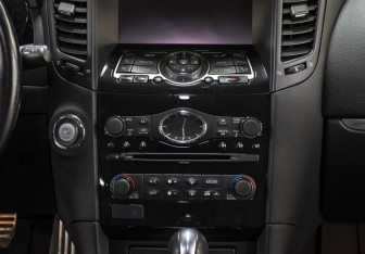 Подержанный автомобиль Infiniti QX70 2013 года (15 фото)